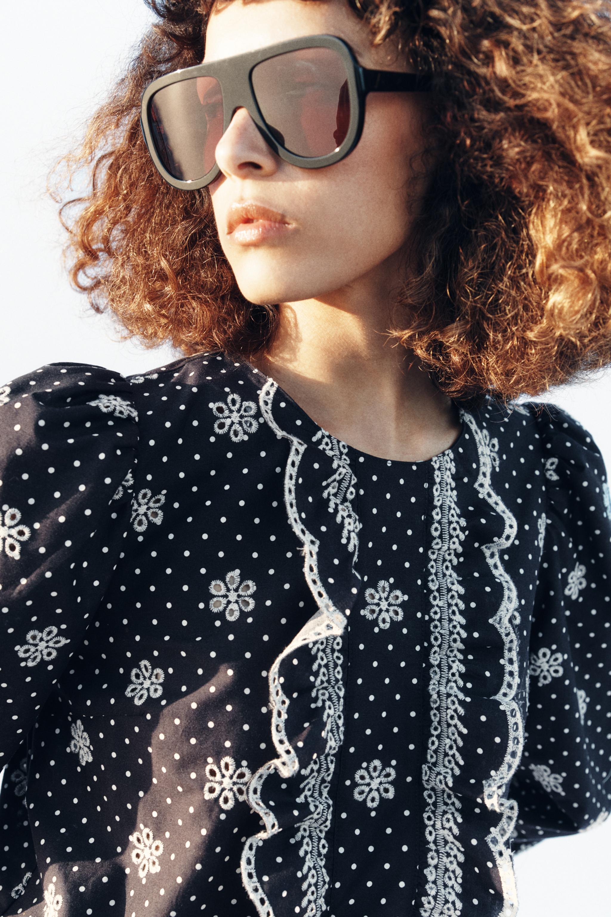 BLOUSE À POIS ET BRODERIES AJOURÉES